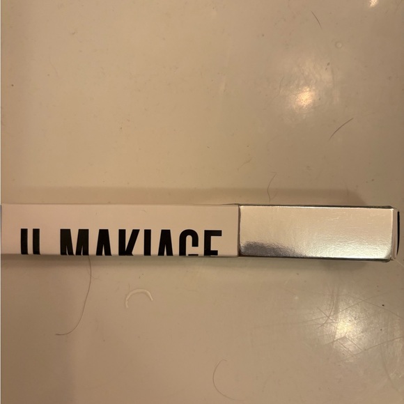 IL MAKIAGE BLACK CARD LIQUID EYELINER
ULTRA-BLACK WATERPROOF LINER - Picture 4 of 4